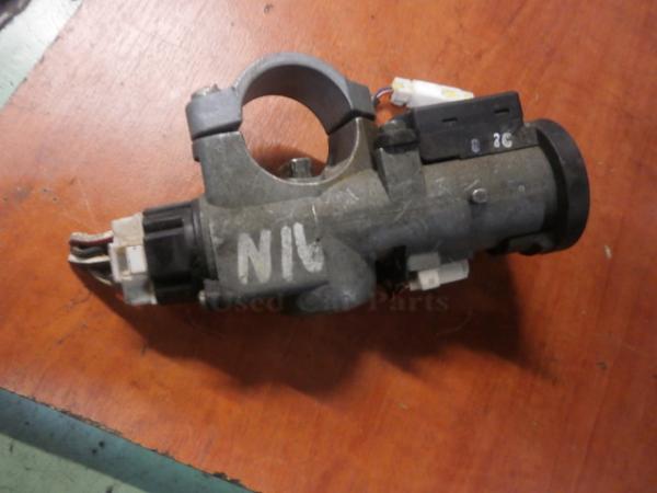      Nissan Almera Tino 00> 